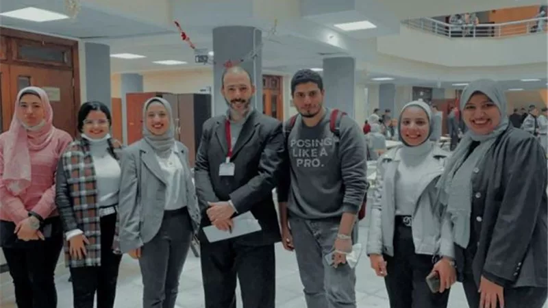 باحث فى الجامعة المصرية الروسية يشارك فى تطوير التكنولوجيا النانوية للإتصالات الضوئية.. بالصور