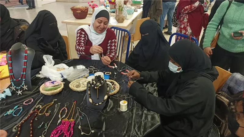 ورش عمل فنية ورسم وتلوين بركن مركز تطوير الوافدين بجناح الأزهر الشريف