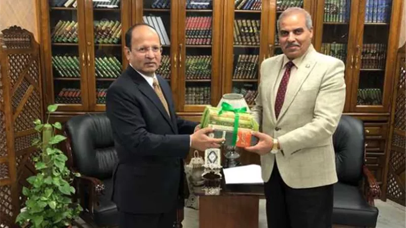 السفير الباكستاني بالقاهرة يلتقي رئيس جامعة الازهر
