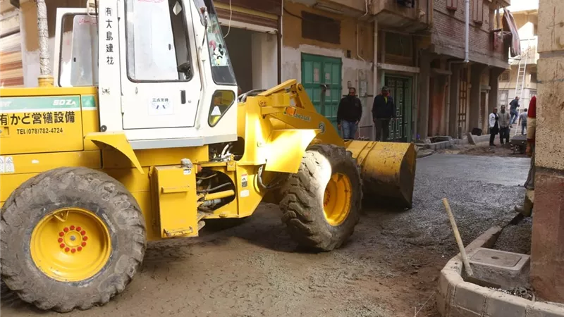 بدء أعمال الرصف بالمناطق الغير مخططة بدمياط