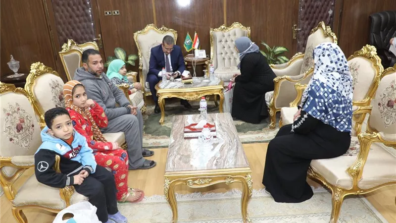 محافظ المنوفية يلتقي بأسرة طفلة تعانى من ضمور بالأعصاب وشلل بالقدمين ويصرف مساعدة مالية عاجله وتقديم الرعاية الطبية اللازمة