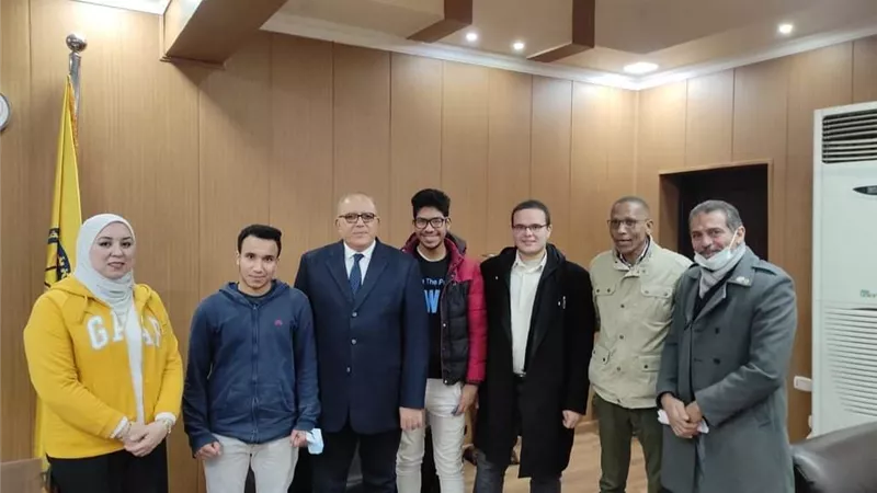 عميد طب بنى سويف يلتقى بالطلاب المؤلفين المشاركين بمعرض القاهره للكتاب