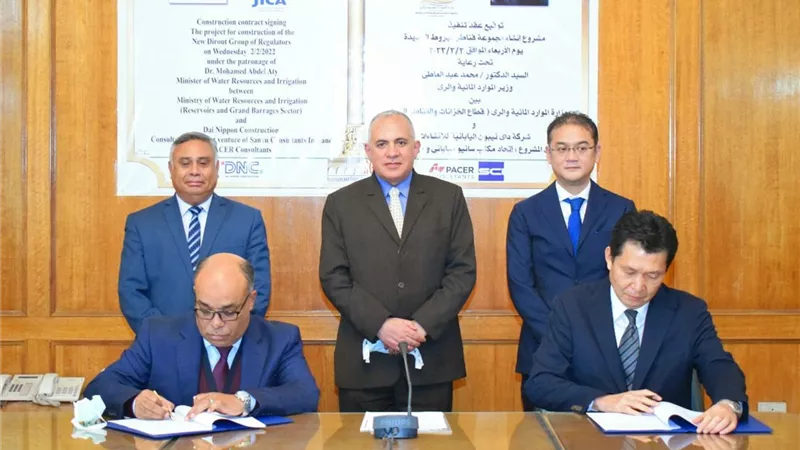 وزير الرى يشهد توقيع عقد تنفيذ مشروع إنشاء مجموعة قناطر ديروط الجديدة