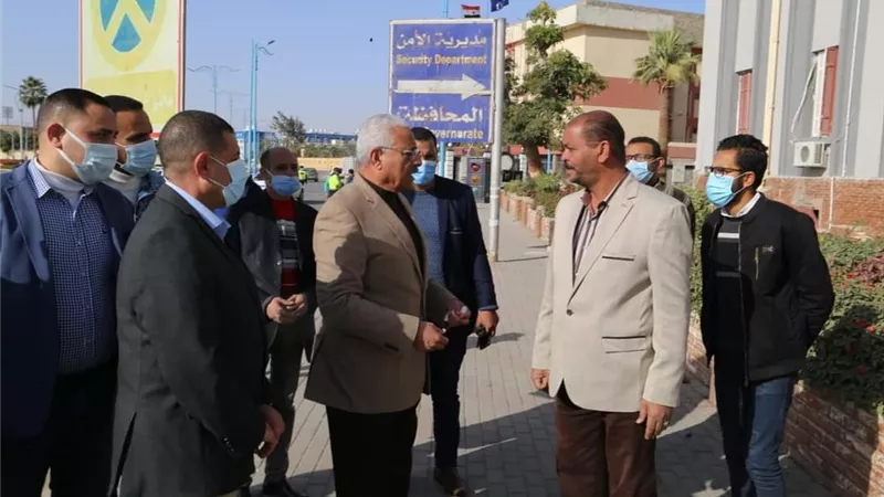 محافظ السويس يشدد علي النظافة العامة خلال جولته التفقدية