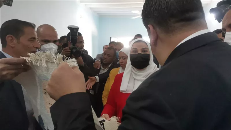 وزيرة التضامن تسلم مفاتيح 40 منزل و30 مشروعًا للأهالي بقرية المنصورية