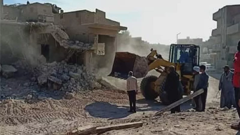 استكمال إزالة المنازل بالمناطق داهمة الخطورة في رأس غارب