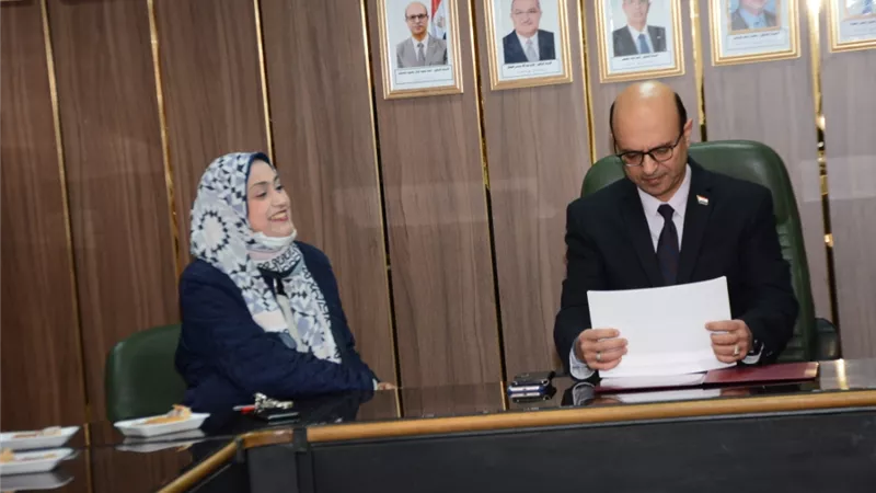نائب رئيس جامعة أسيوط يكرم فريق عمل متميز بالإدارة العامة للعلاقات العلمية والثقافية