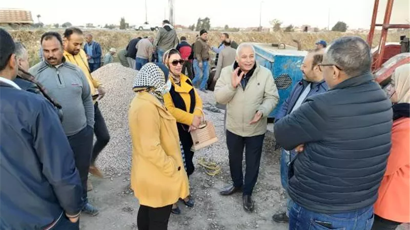 رئيس مياه الشرب والصرف الصحى بالبحيره يتفقد خط مياه الحدين بالدلنجات