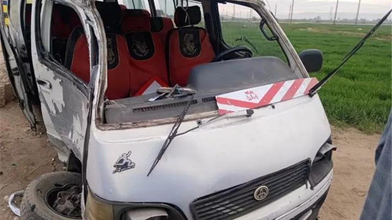 اصابة ٦ اشخاص فى حادث انقلاب اوتوبيس على الطريق الصحراوى بقنا