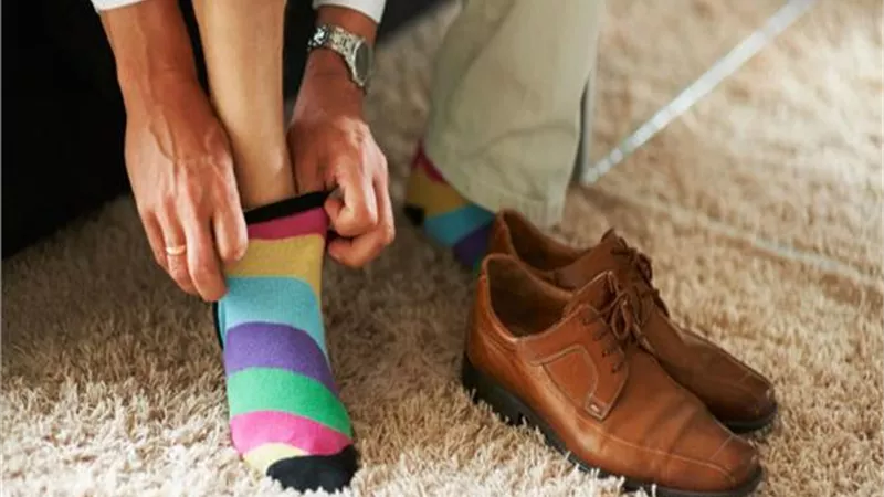 البدء باليمين في لبس الثياب والنعال ..سنة منسية