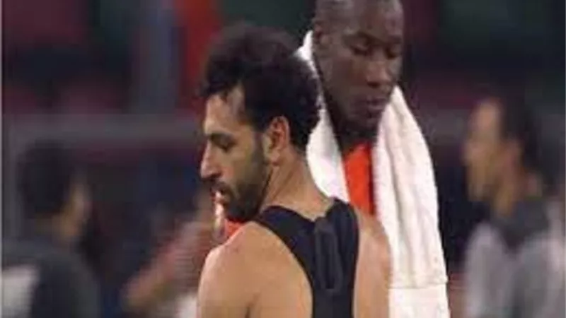 شاهد رد فعل محمد صلاح مع لاعبى الكاميرون بعد تأهل مصر للنهائى.. فيديو