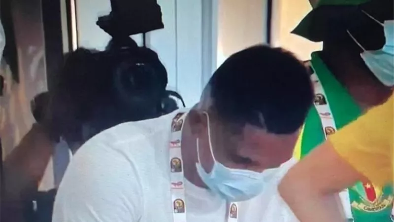 رد فعل صامويل إيتو بعد سقوط الكاميرون أمام مصر.. فيديو