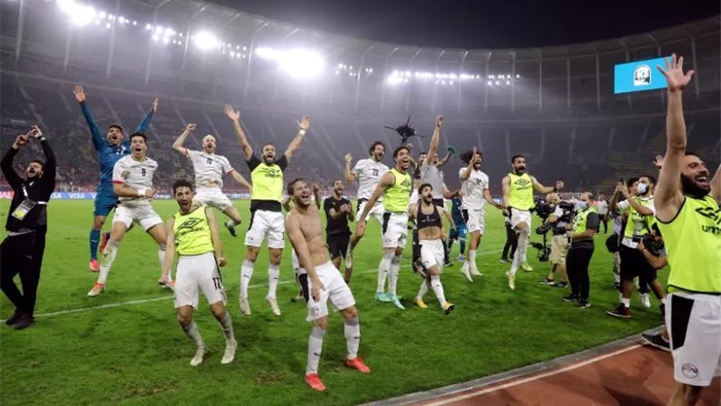 عصام الشوالى يسخر من صامويل إيتو ويتغنى بمنتخب مصر.. شاهد