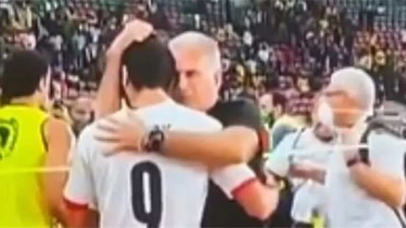 شاهد رد فعل كيروش مع محمد شريف بعد تأهل مصر لنهائى أمم أفريقيا.. فيديو