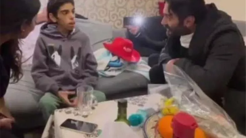 تامر حسنى يزور طفل مصاب بشلل فى الجهاز الهضمى .. فيديو