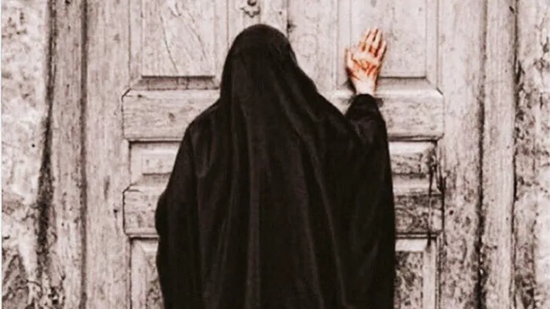 أولادى طردونى من بيت أبوهم بعد وفاته بشهرين..فهل عليّ وزر؟