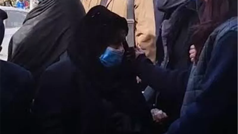 انهيار عبير الشرقاوى ووالدتها فى جنازة والدها