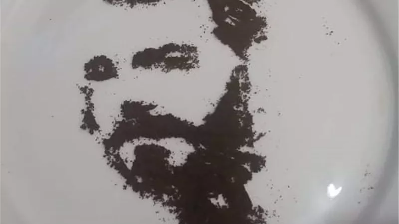 الشيف خالد يرسم أبوجبل على القهوة..صور
