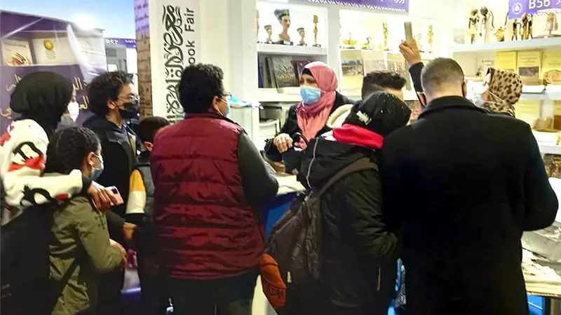 إقبال كبير من رواد معرض الكتاب على جناح 