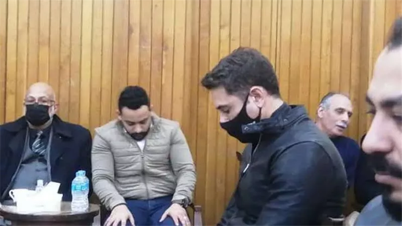 احمد عز يقدم العزاء ل محمد جمعة فى وفاة والدته.. صور