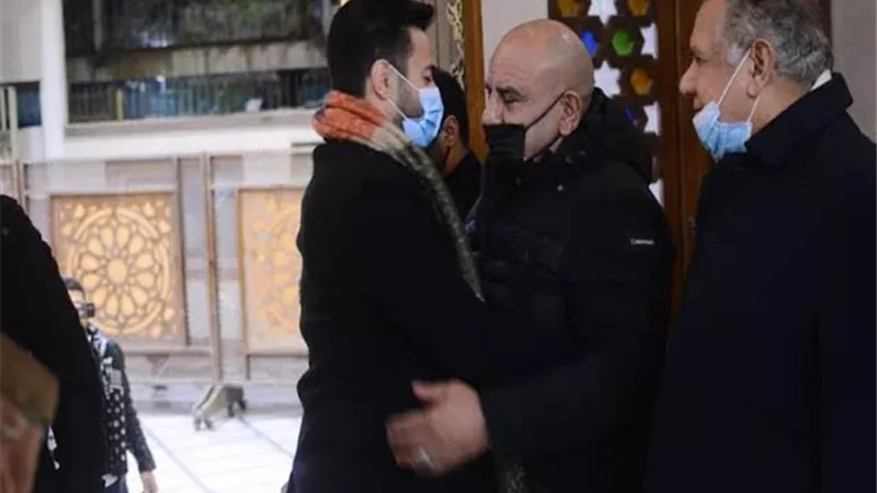 حمادة هلال ومحمد لطفى يشاركان فى عزاء والدة الفنان محمد جمعة.. صور