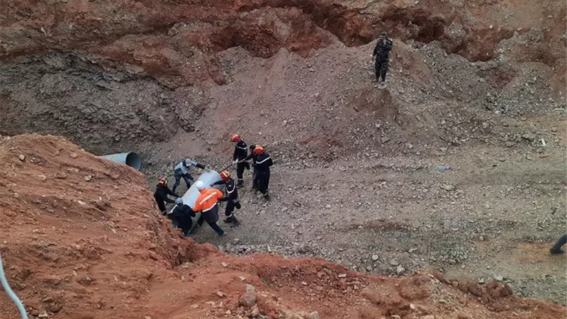 فرق الإنقاذ المغربية تستعين بأنابيب أسمنتية أكبر حجما لإخراج الطفل ريان من البئر