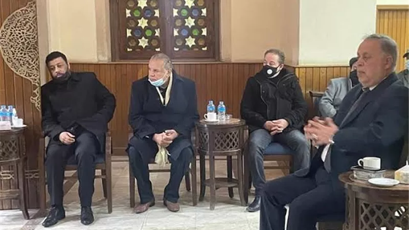 اشرف زكى وهانى رمزى فى عزاء والدة محمد جمعة.. صور