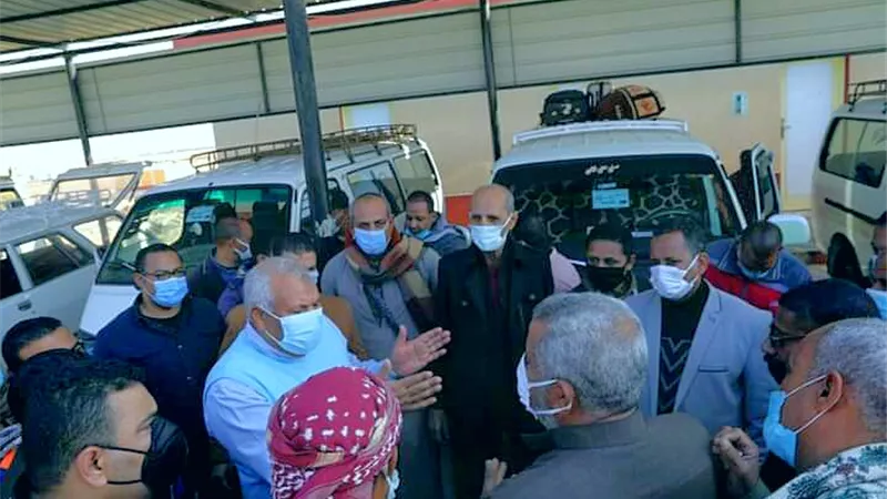 الزملوط: لا زيادة في التعريفة وتشديد الرقابة على مواقف الأجرة بالوادى الجديد