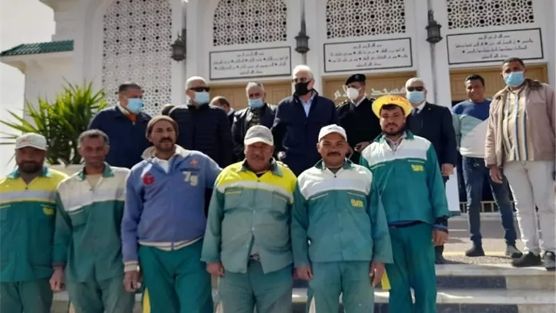 فودة يلتقى بعمال النظافة لتحفيزهم فى شرم الشيخ.. بالصور
