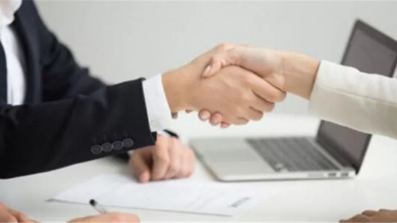 هل سلام المرأة على الرجال بحائل..جائز؟