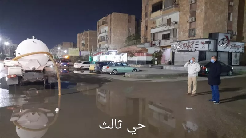 فرق طوارئ تتعامل مع تراكمات الأمطار بالإسماعيلية ..صور