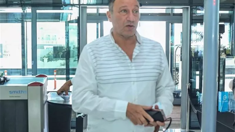 الخطيب يصل مقر إقامة بعثة الأهلي بالإمارات