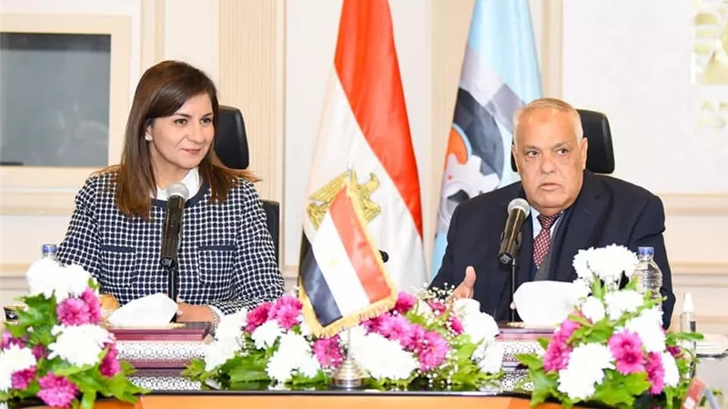 وزيرة الهجرة تبحث مع رئيس العربية للتصنيع محاور مؤتمر مصر تستطيع