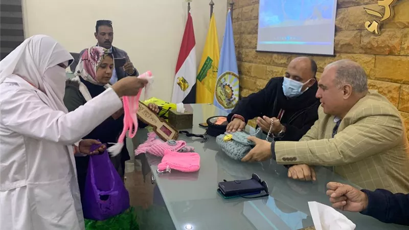 مدير تعليم مطروح يلتقي طالبات فصل المشغولات الصوفية بمركز بحوث الصحراء