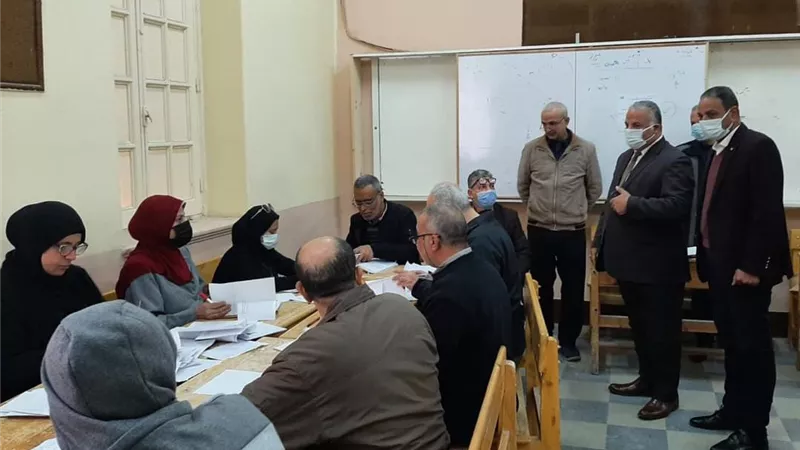 وكيل تعليم دمياط يفاجئ كنترول الإعدادية ويطالب بمراعاة الدقة