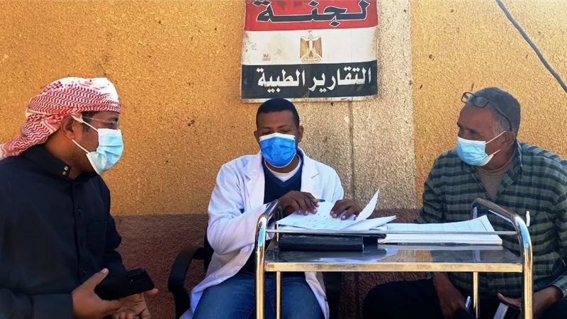 محافظ أسوان يتابع جهود القوافل الطبية المجانية بقريتى الرغامة غرب ونجع الحجر