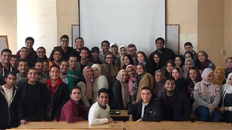 طلاب الإدارة والحاسبات بالجامعة المصرية الروسية ينفذون 20 مشروعاً فى التسويق.. بالفيديو