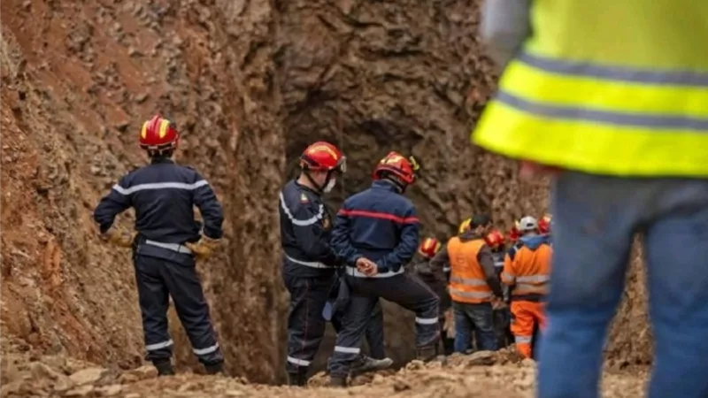 فريق طبي يجري تشخيصًا للطفل داخل البئر