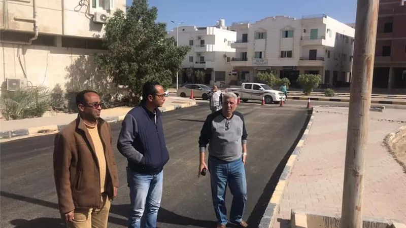 رئيس مدينة مرسى علم يتابع تنفيذ الخطة الاستثمارية للطرق.. صور