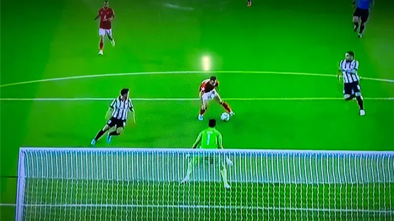 الأهلى يهدر هدفاً محققاً في أول 3 دقائق .. صور