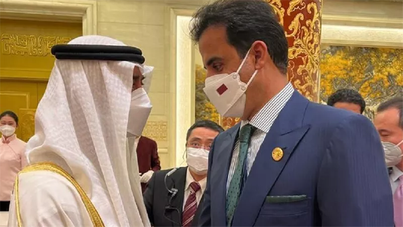 شاهد.. أمير قطر يلتقي ولي عهد أبو ظبي لأول مرة منذ الأزمة الخليجية