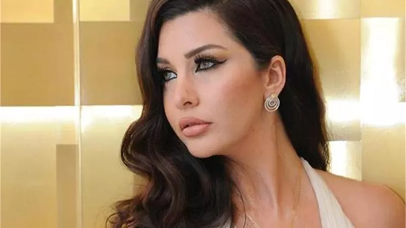 بـ فستان ابيض قصيرونظارة شمس.. اطلالة مثيرة لـ لاميتا فرنجية