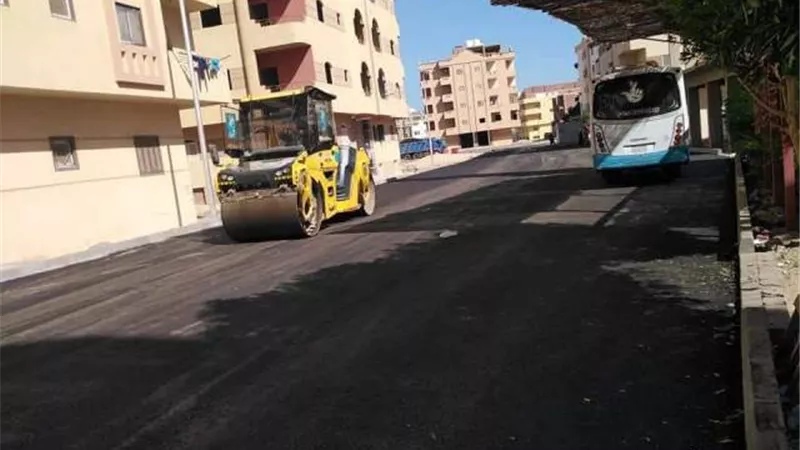 استكمال أعمال الأسفلت باخر شارع الأمير طلال فى شمال الأحياء فى الغردقة.. بالصور