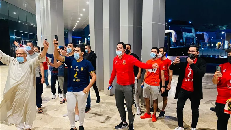 مونديال الاندية.. الجماهير تستقبل الاهلى أمام فندق الإقامة بعد الفوز على مونتيري
