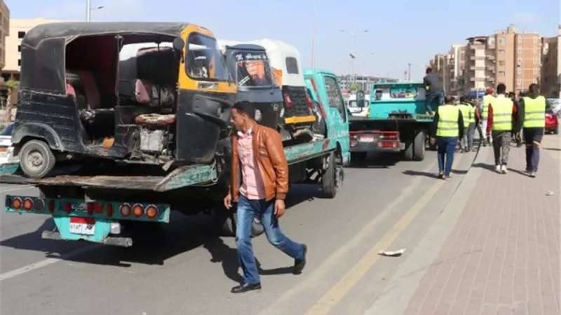جهاز مدينة أكتوبر يضبط 6 تكاتك 2 تروسيكل بالتعاون مع شرطة المرافق.. بالفيديو