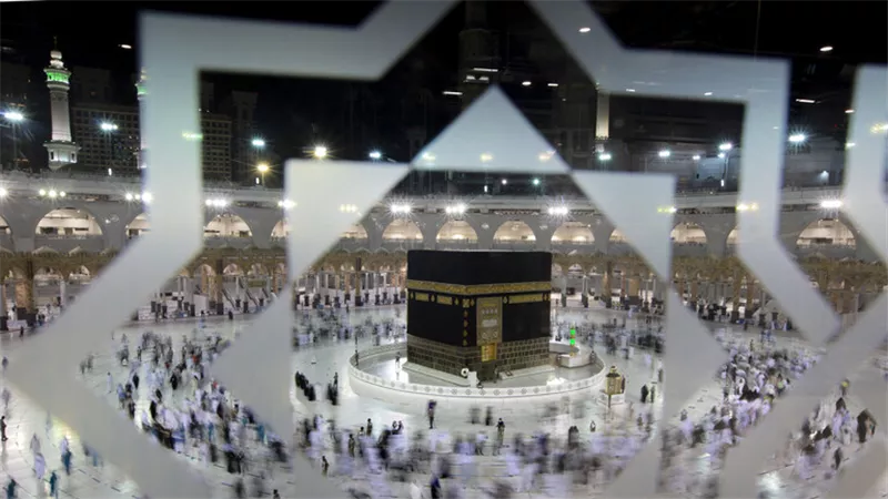 بالصور ..هدايا للزوار والمعتمرين في الحرم المكي