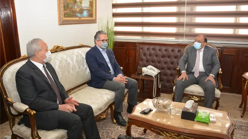 وزير التنمية المحلية يستعرض مقترحات تطوير وإعادة إحياء مدينة إسنا التاريخية..صور