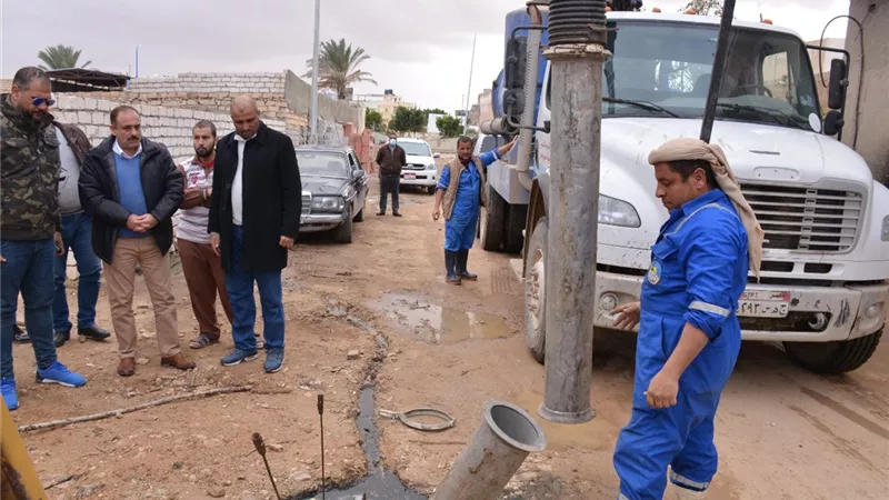 استجابة سريعة لشكوي المواطنين من انسداد بيارة صرف صحى بمنطقة الكيلو ٢ بمدينة مرسي مطروح