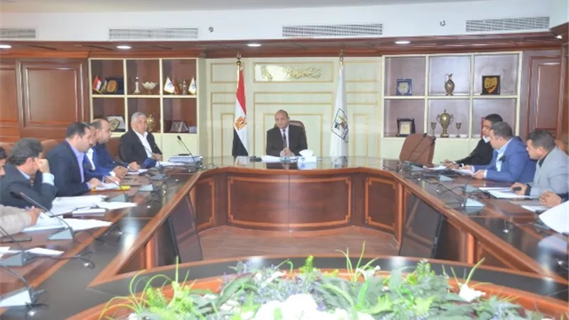 سكرتيرعام بنى سويف يبحث الموقف التنفيذى لمشروعات الخطة.. بالصور