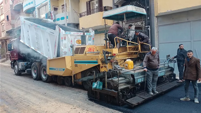 بدء العمل في أعمال رصف عدد من شوارع مركز ملوي بالمنيا